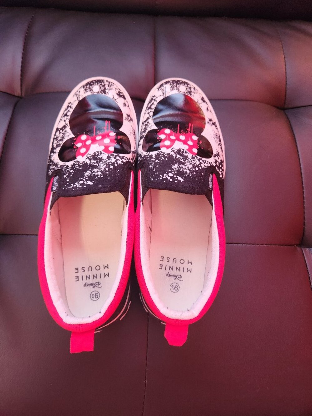 DISNEY- Minnie Mouse Graffiti/Street Art Style- Slip-on Shoes- Women's Size 9.5